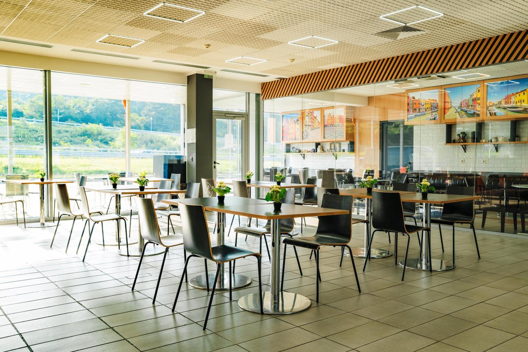 Hotel Ihtiman Eksteriør bilde